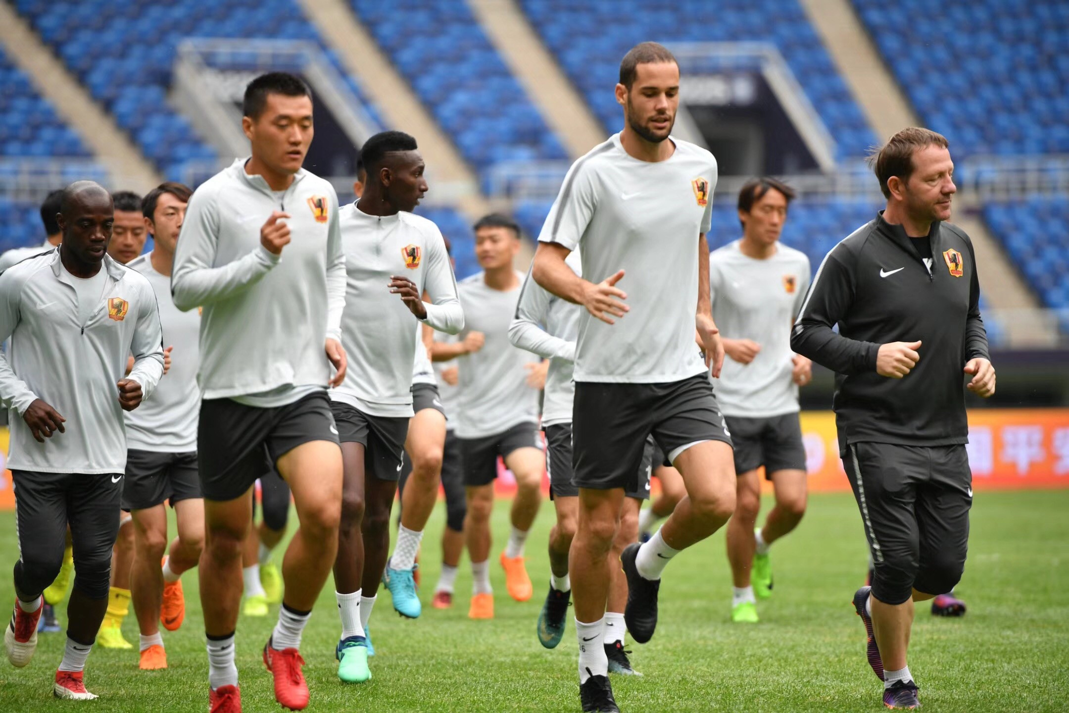 kaiyun-冲刺阶段上海久事远射贴柱：欧联节点到来，压力陡增，赛程密集仍需轮换